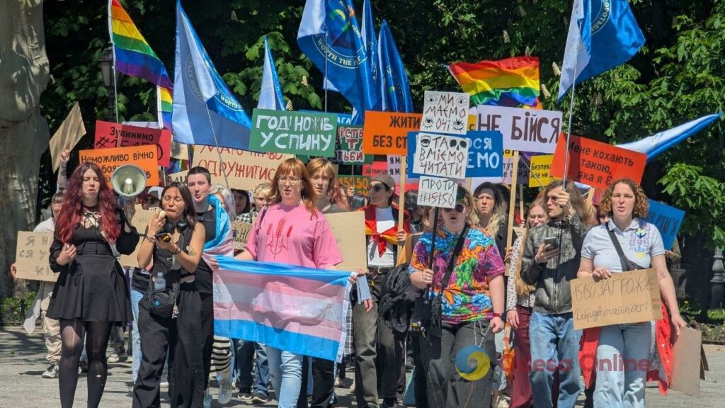 Фото тижня в Одесі: квітучі акації, перші купання в морі та наслідки ворожих атак Фото тижня в Одесі: квітучі акації, перші купання в морі та наслідки ворожих атак