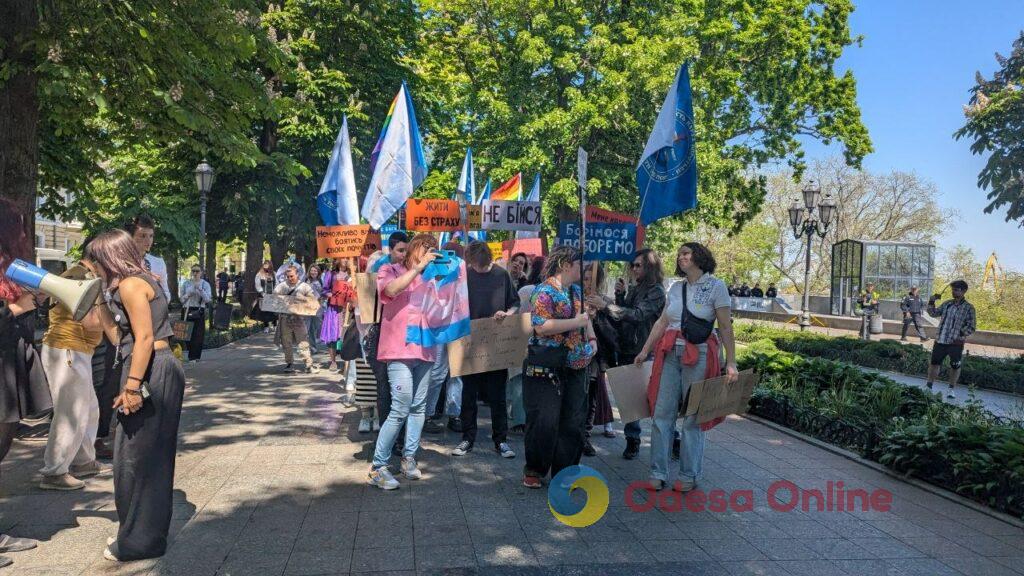 «15150 — це крінж»: в Одесі проходять мітинг проти нового Цивільного кодексу та прайд хода