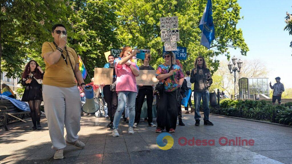 «15150 — це крінж»: в Одесі проходять мітинг проти нового Цивільного кодексу та прайд хода