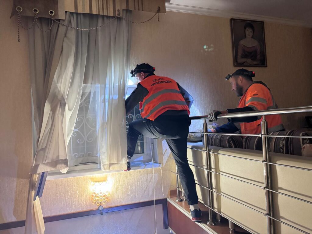 В Одесі через дронову атаку РФ пошкоджені житлові будинки та автівки В Одессе из-за дроновой атаки РФ повреждены жилые дома и автомобили