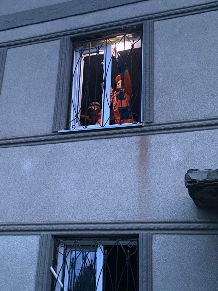 В Одесі через дронову атаку РФ пошкоджені житлові будинки та автівки В Одессе из-за дроновой атаки РФ повреждены жилые дома и автомобили