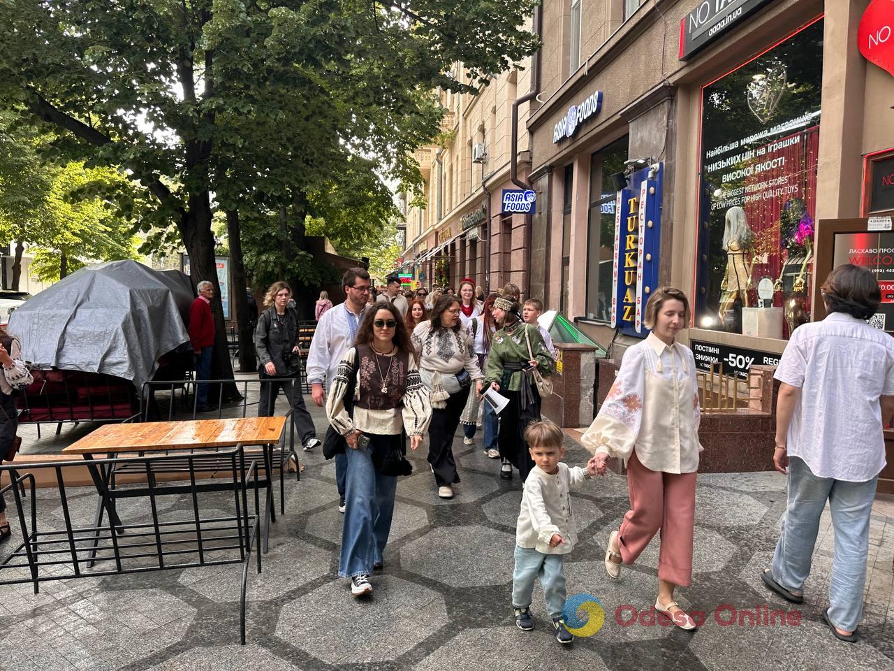 В Одесі провели ходу у вишиванках (фото) В Одесі провели ходу у вишиванках (фото)