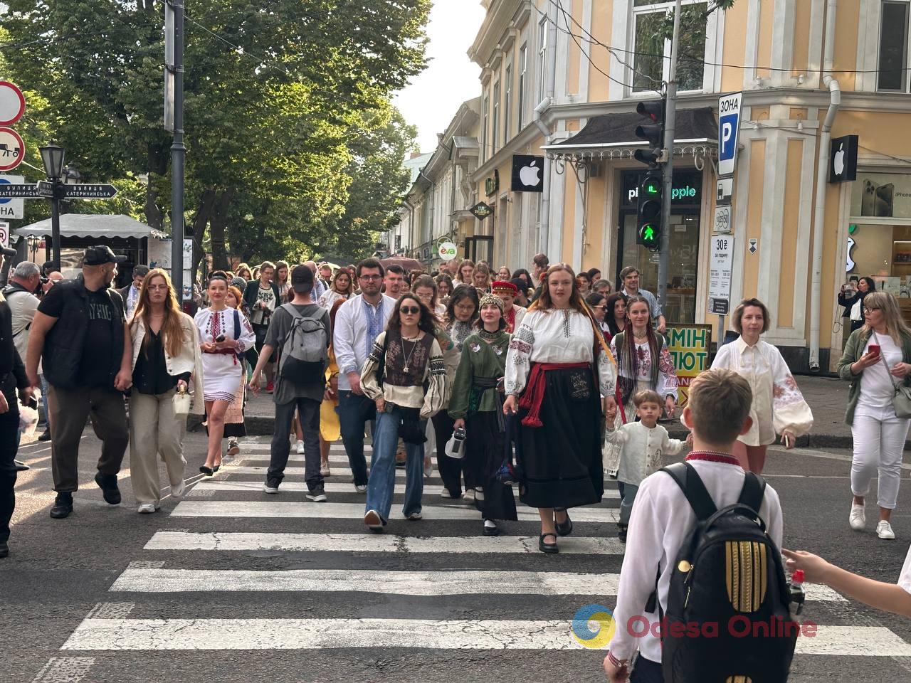 В Одесі провели ходу у вишиванках (фото) В Одесі провели ходу у вишиванках (фото)