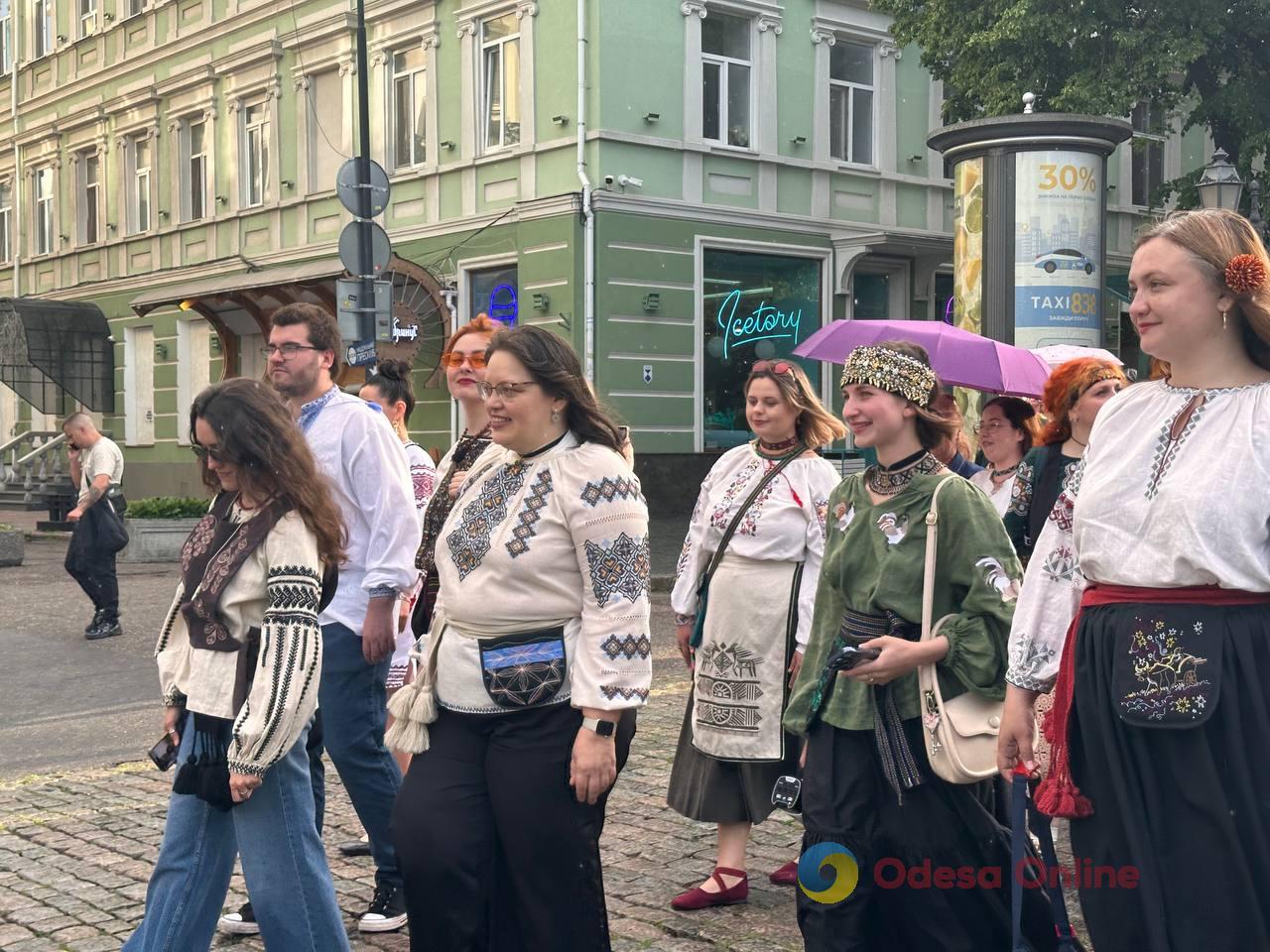 В Одесі провели ходу у вишиванках (фото) В Одесі провели ходу у вишиванках (фото)