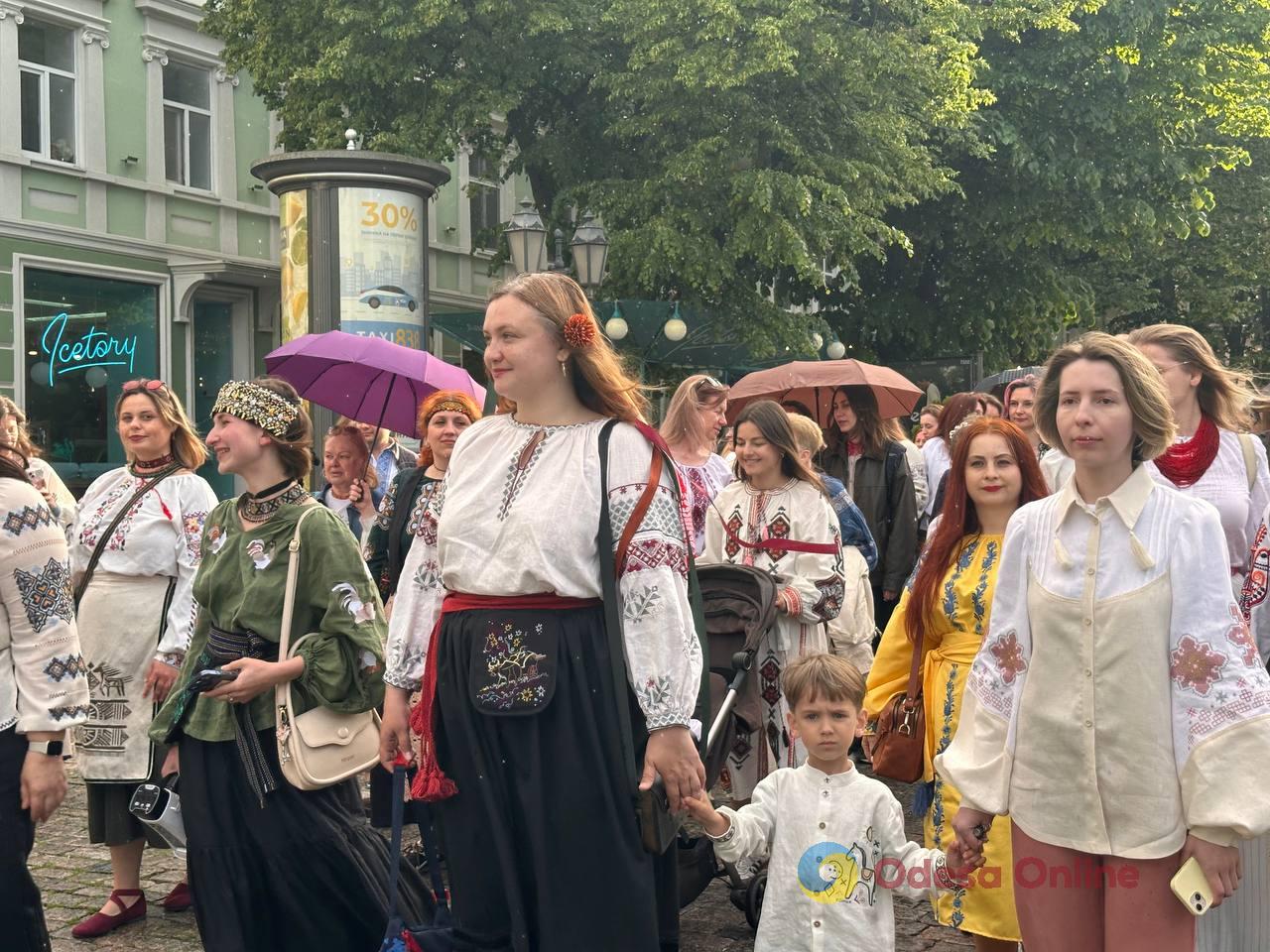 В Одесі провели ходу у вишиванках (фото) В Одесі провели ходу у вишиванках (фото)
