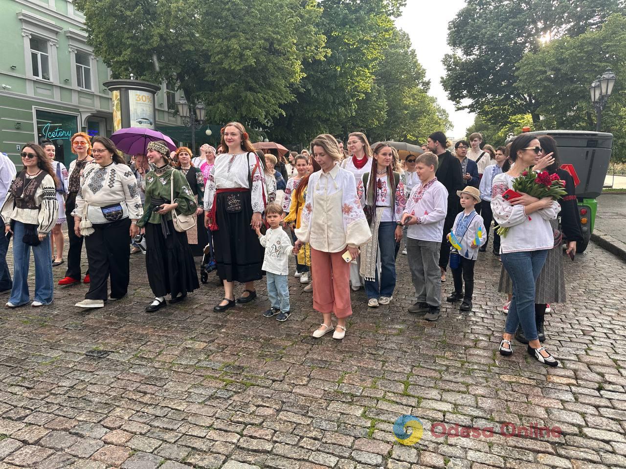 В Одесі провели ходу у вишиванках (фото) В Одесі провели ходу у вишиванках (фото)