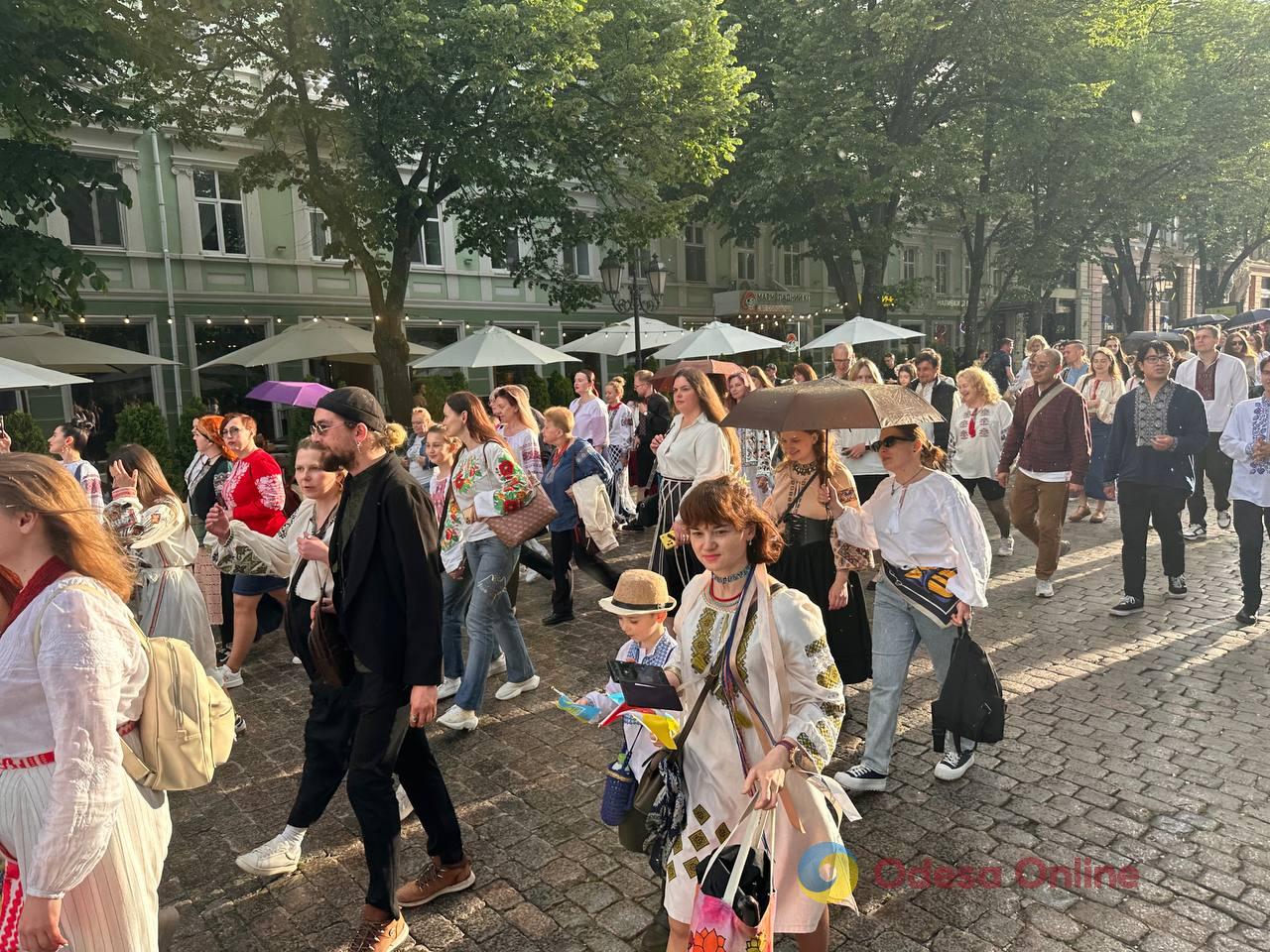В Одесі провели ходу у вишиванках (фото) В Одесі провели ходу у вишиванках (фото)