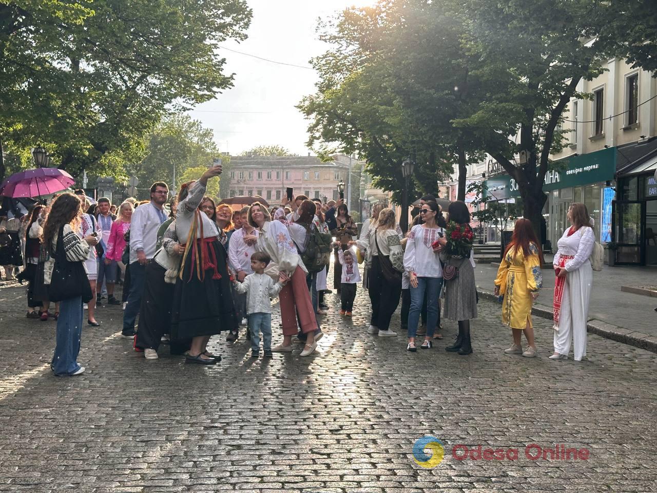 В Одесі провели ходу у вишиванках (фото) В Одесі провели ходу у вишиванках (фото)