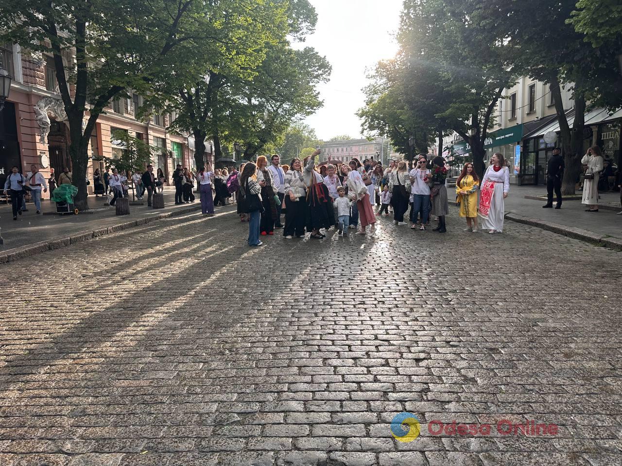 В Одесі провели ходу у вишиванках (фото) В Одесі провели ходу у вишиванках (фото)