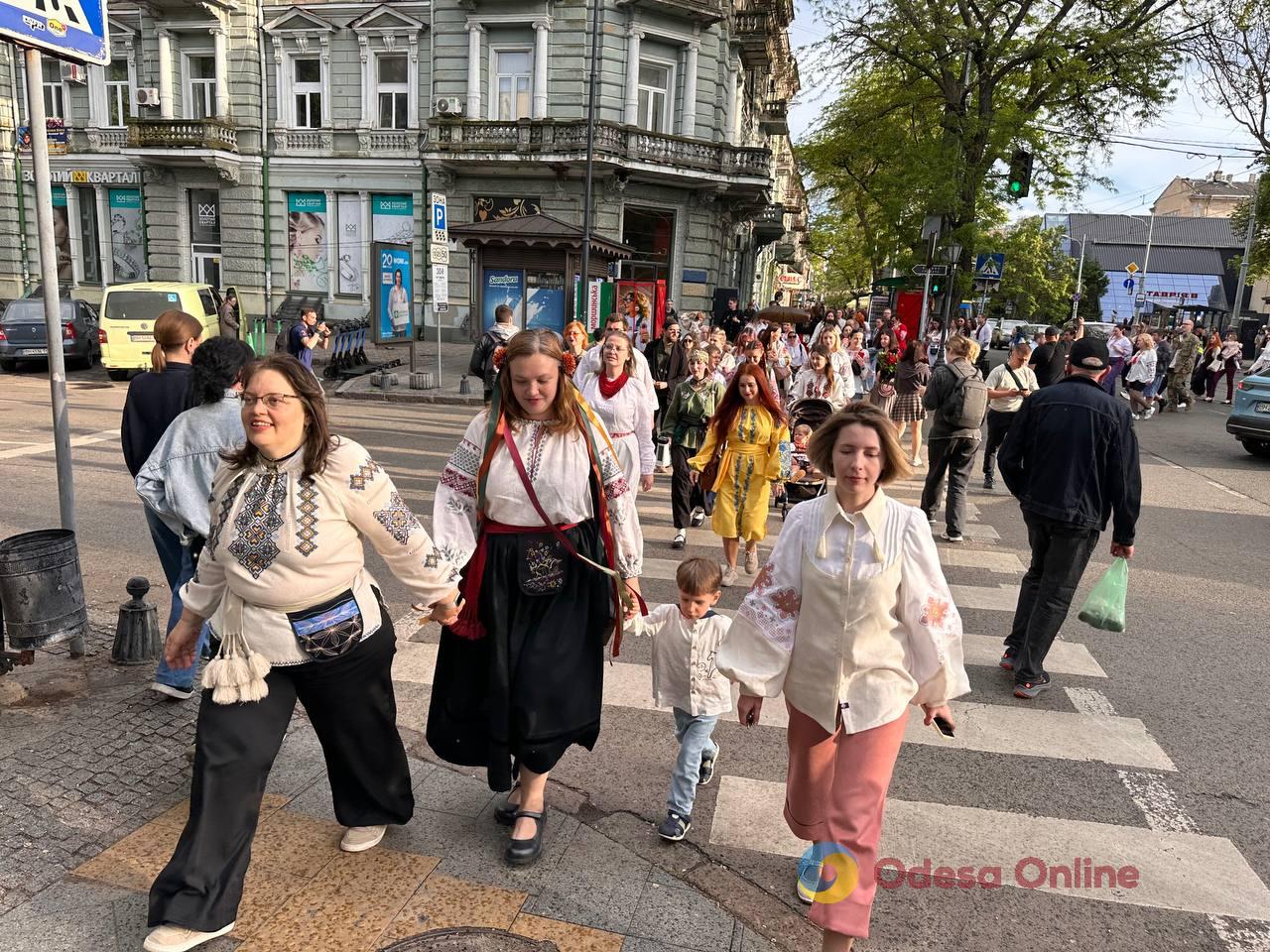 В Одесі провели ходу у вишиванках (фото) В Одесі провели ходу у вишиванках (фото)