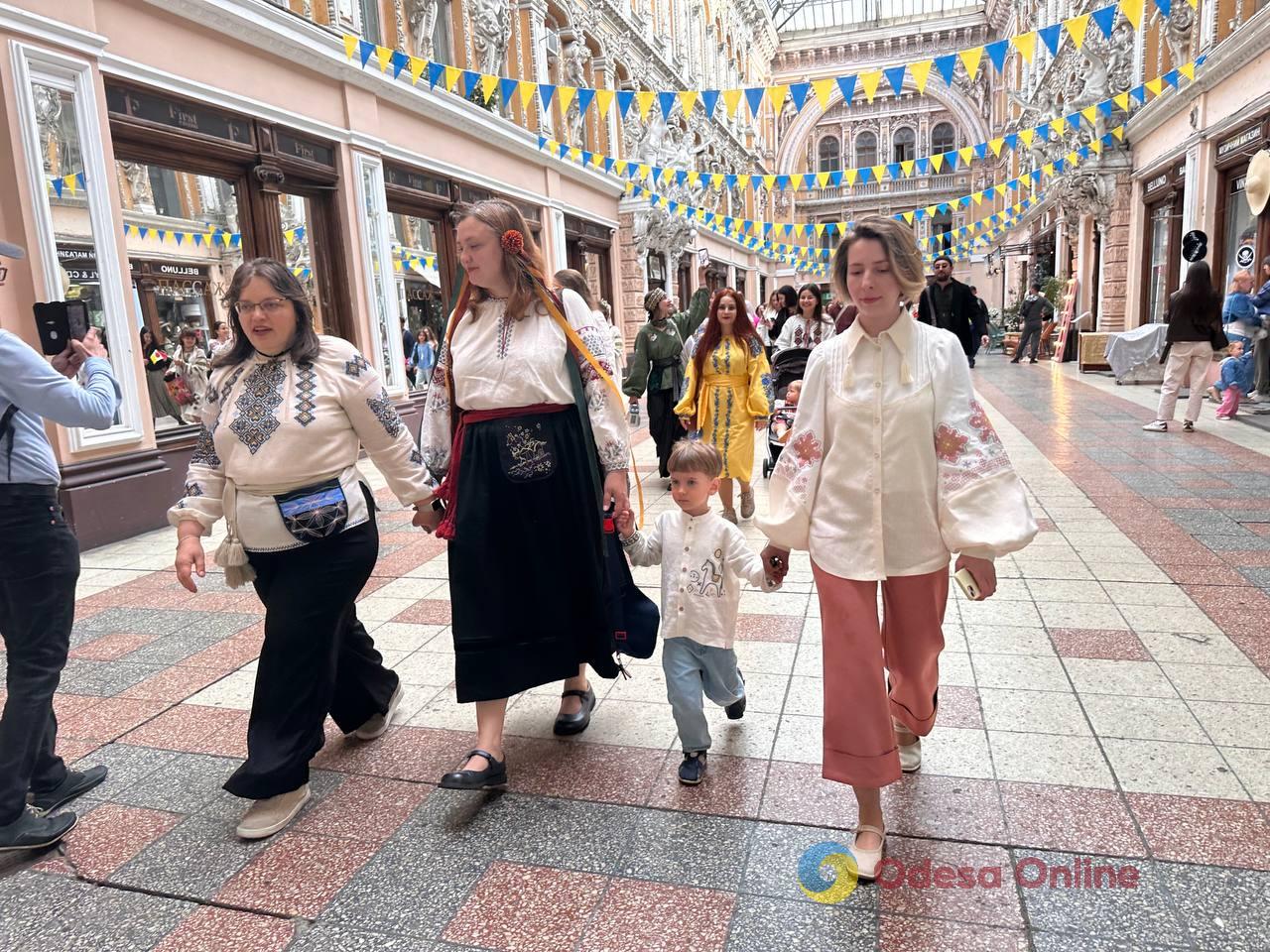 В Одесі провели ходу у вишиванках (фото) В Одесі провели ходу у вишиванках (фото)