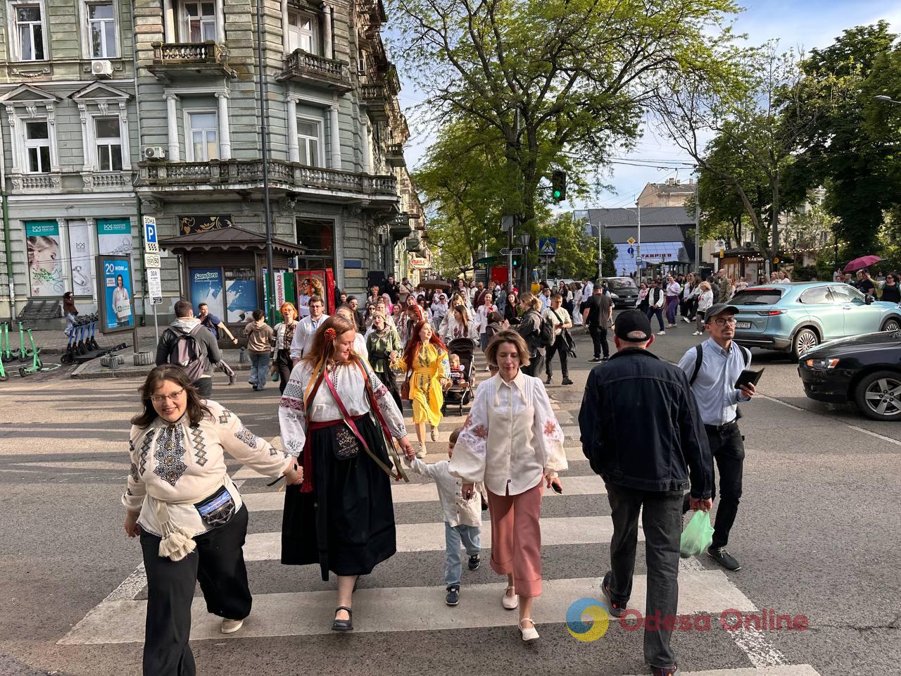 В Одесі провели ходу у вишиванках (фото) В Одесі провели ходу у вишиванках (фото)