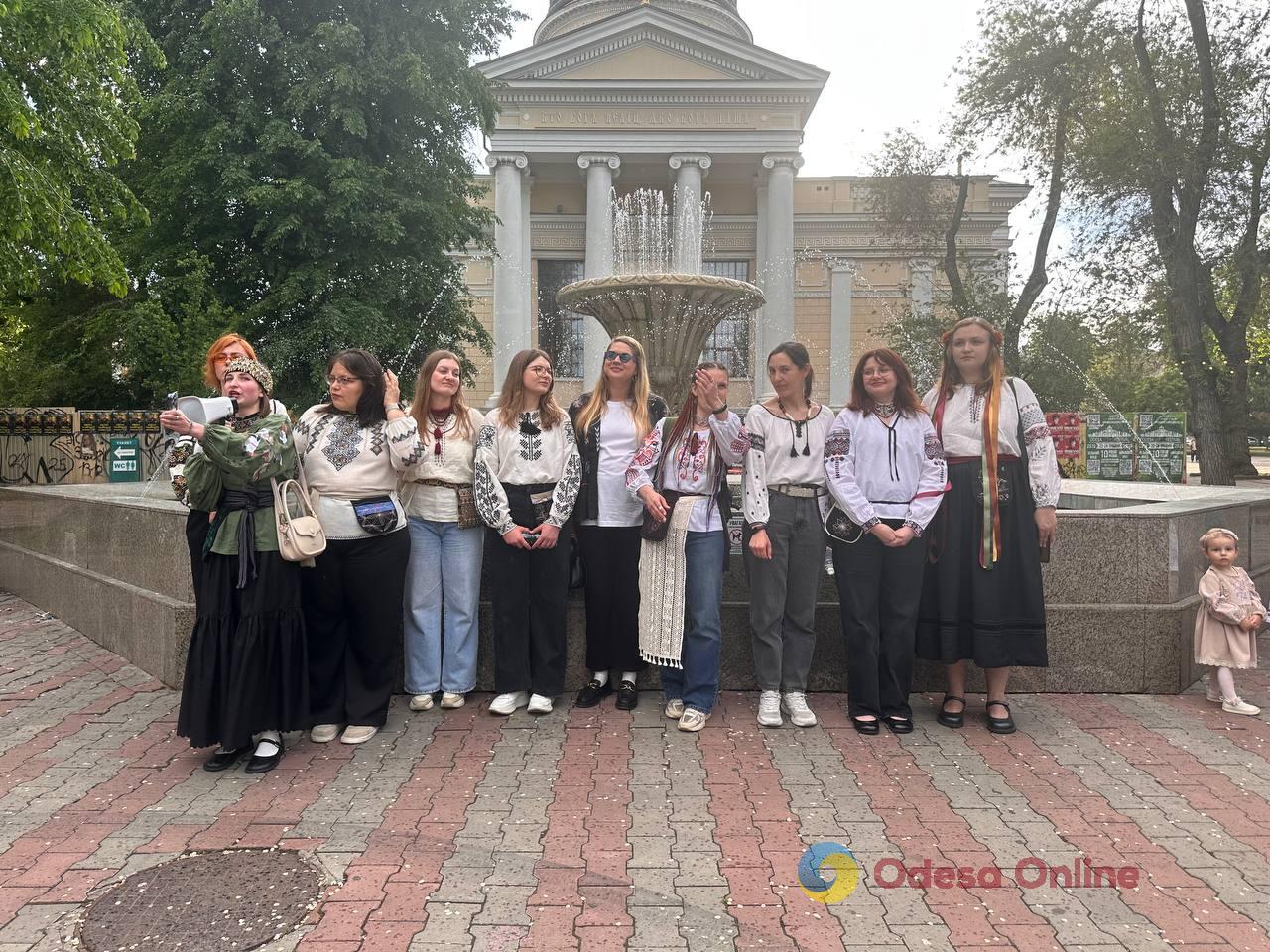 В Одесі провели ходу у вишиванках (фото) В Одесі провели ходу у вишиванках (фото)
