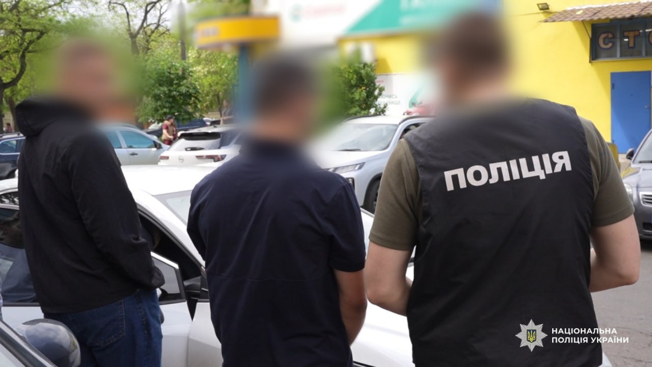 Обещал «решить вопрос» с ТЦК за 5000 долларов: в Одессе полицейские задержали военного Обещал «решить вопрос» с ТЦК за 5000 долларов: в Одессе полицейские задержали военного
