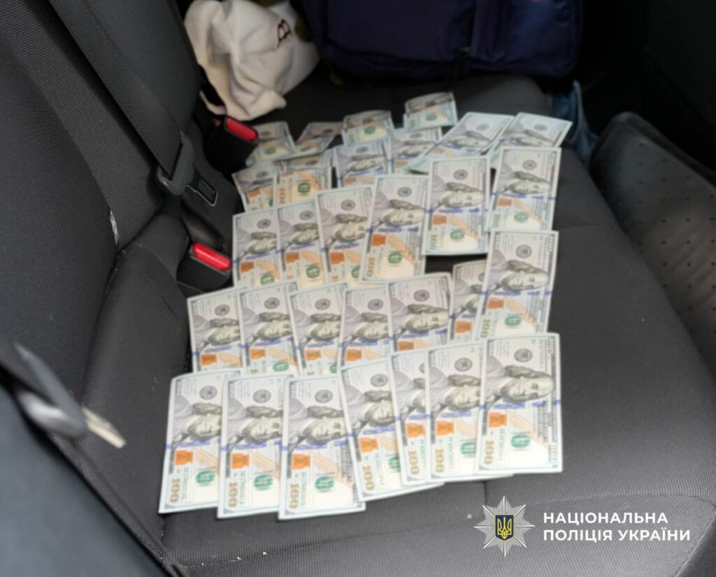 Обіцяв «вирішити питання» з ТЦК за 5000 доларів: в Одесі поліцейські затримали військового Обещал «решить вопрос» с ТЦК за 5000 долларов: в Одессе полицейские задержали военного