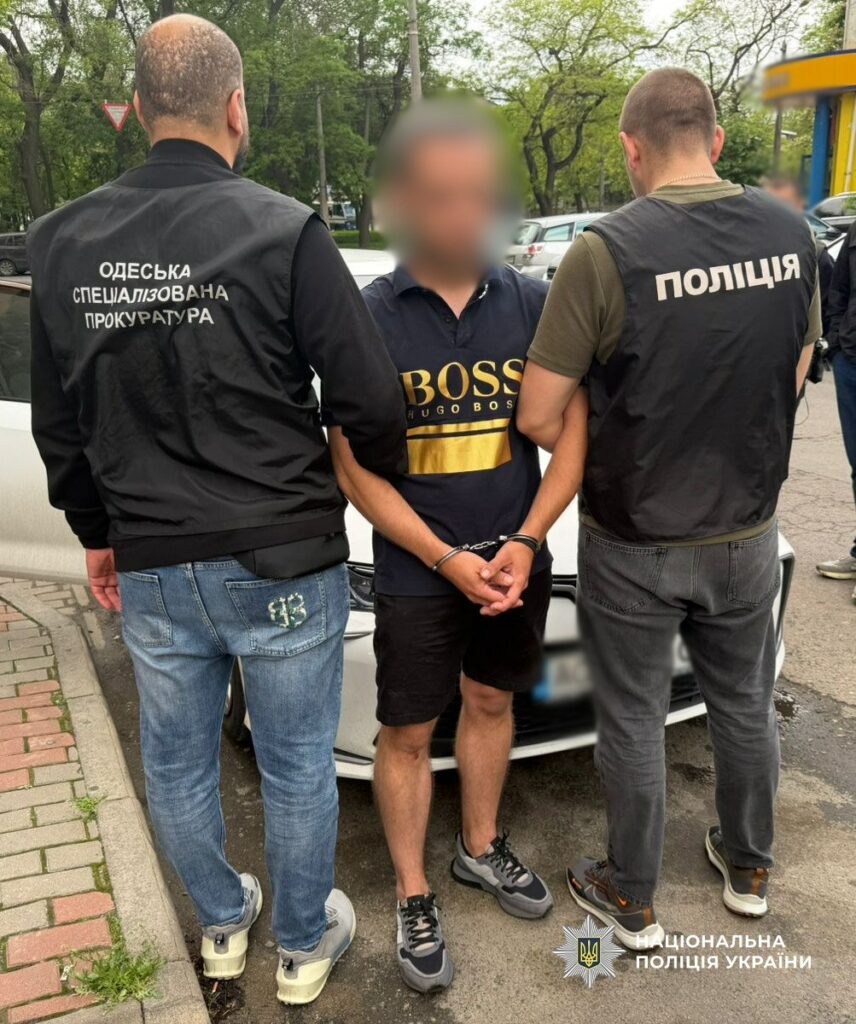 Обіцяв «вирішити питання» з ТЦК за 5000 доларів: в Одесі поліцейські затримали військового Обещал «решить вопрос» с ТЦК за 5000 долларов: в Одессе полицейские задержали военного
