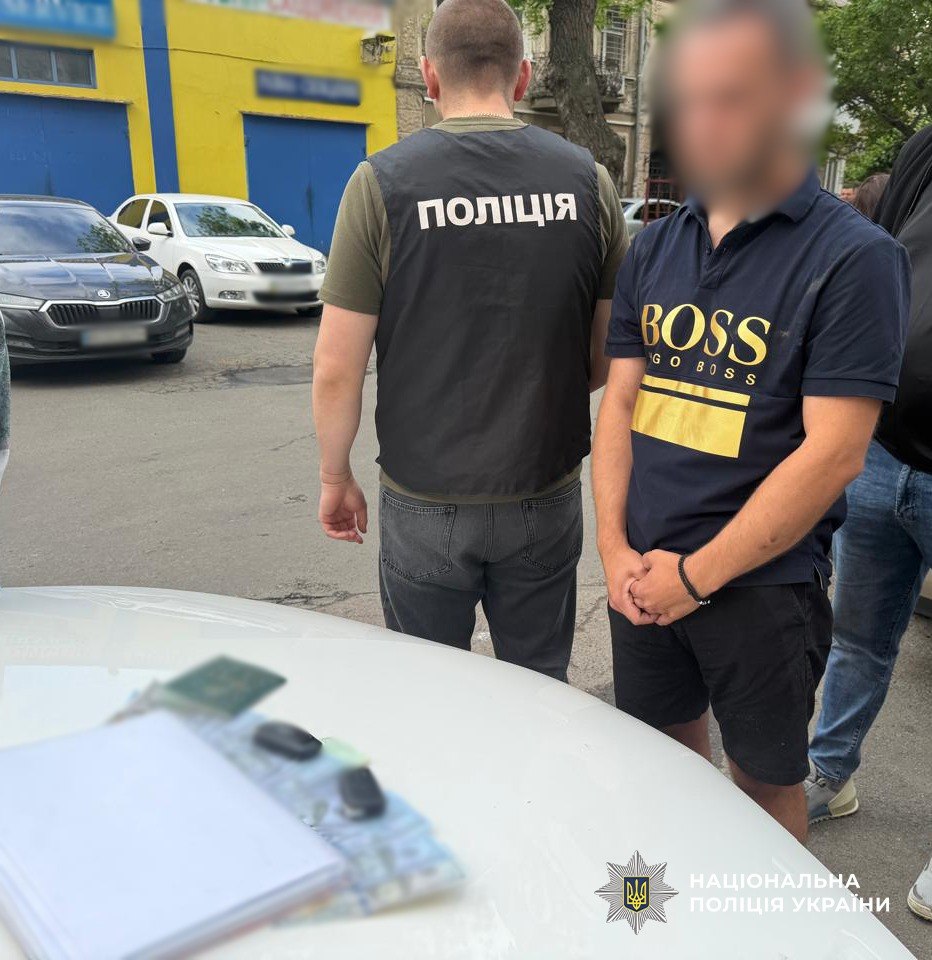 Обіцяв «вирішити питання» з ТЦК за 5000 доларів: в Одесі поліцейські затримали військового Обещал «решить вопрос» с ТЦК за 5000 долларов: в Одессе полицейские задержали военного