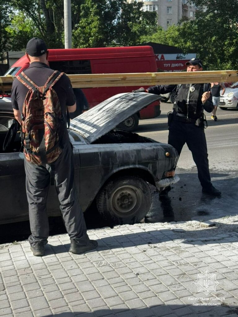 У Київському районі Одеси під час руху загорівся автомобіль 