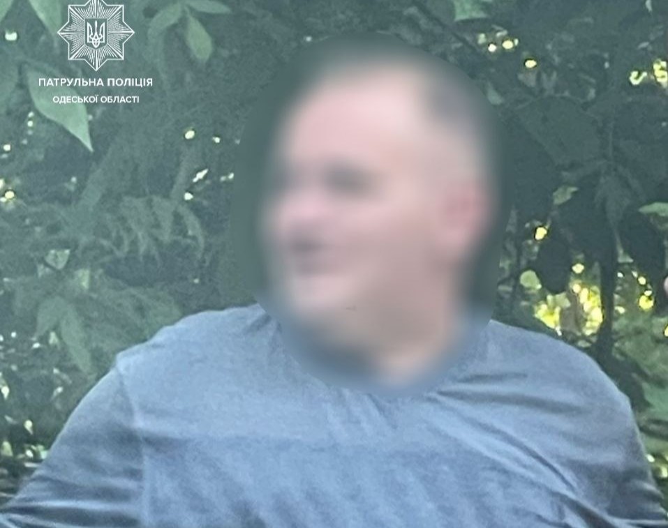 Погрожував перехожим та стріляв біля магазину: в Одесі затримали озброєного чоловіка Погрожував перехожим та стріляв біля магазину: в Одесі затримали озброєного чоловіка