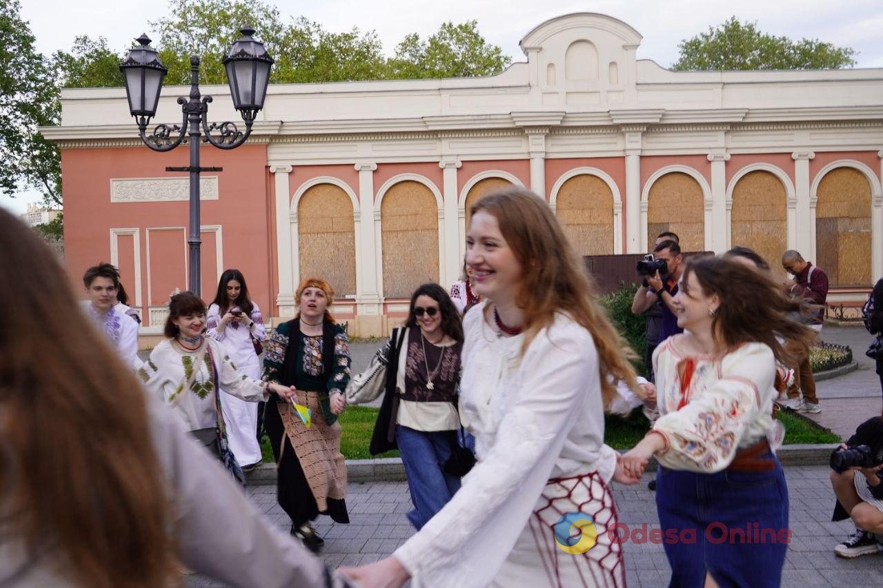 Фото тижня в Одесі: наслідки атак, хода у вишиванках, підготовка до пляжного сезону та місто в ірисах Фото тижня в Одесі: наслідки атак, хода у вишиванках, підготовка до пляжного сезону та місто в ірисах