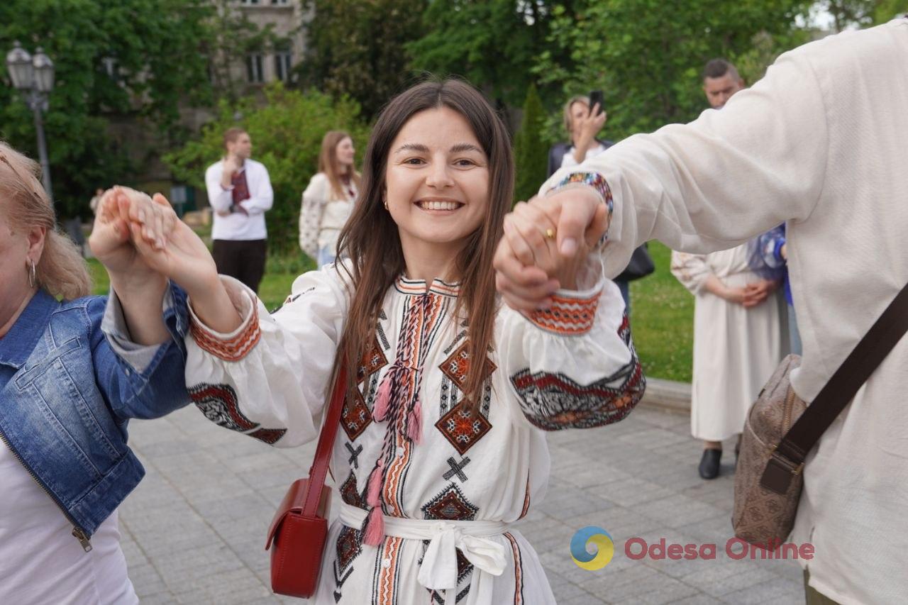Фото тижня в Одесі: наслідки атак, хода у вишиванках, підготовка до пляжного сезону та місто в ірисах Фото тижня в Одесі: наслідки атак, хода у вишиванках, підготовка до пляжного сезону та місто в ірисах