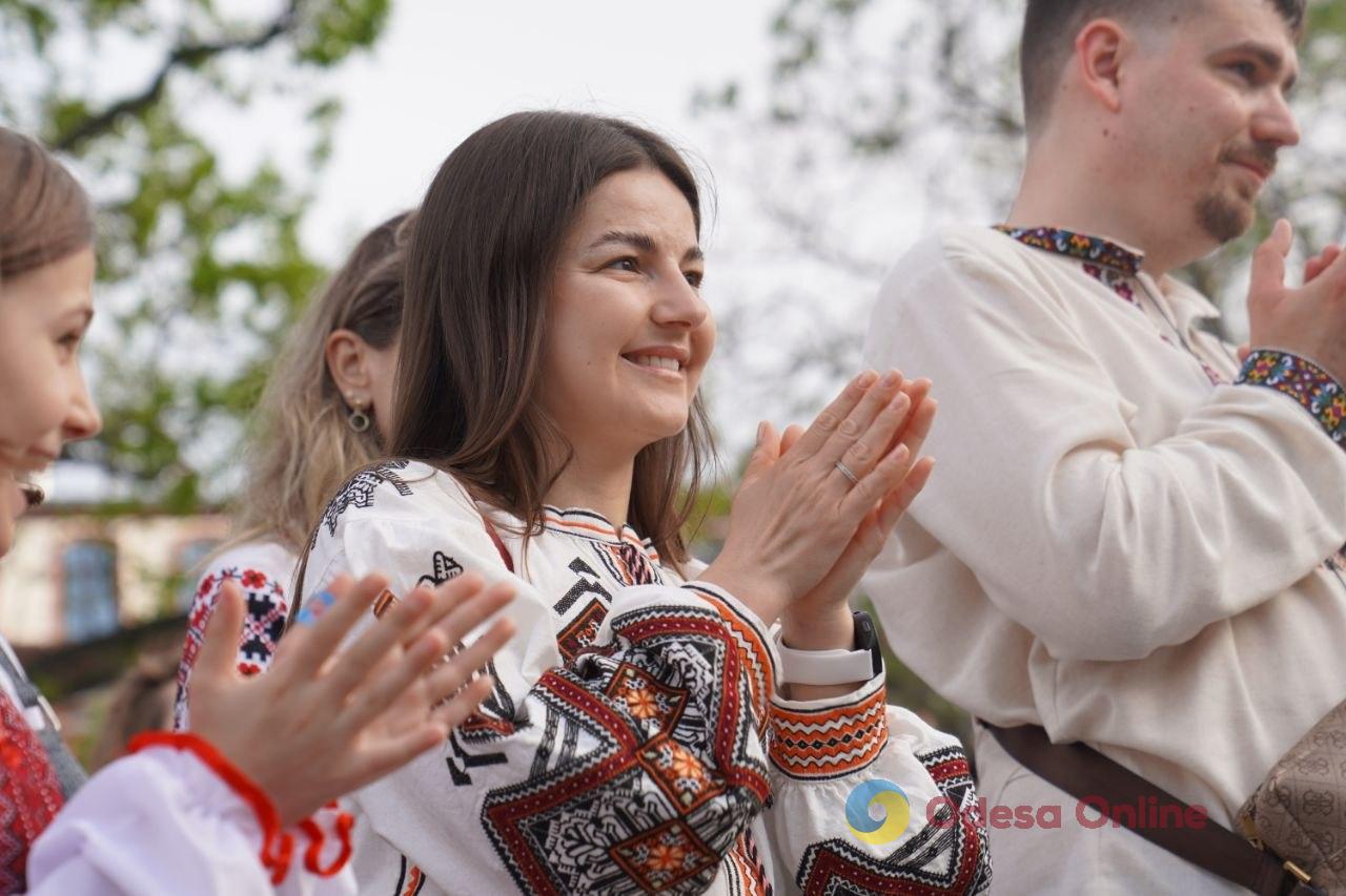 Фото тижня в Одесі: наслідки атак, хода у вишиванках, підготовка до пляжного сезону та місто в ірисах Фото тижня в Одесі: наслідки атак, хода у вишиванках, підготовка до пляжного сезону та місто в ірисах