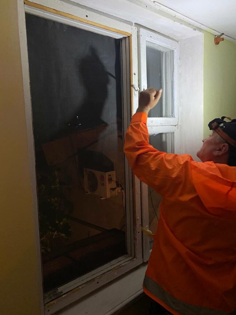 Одеса оговтується після обстрілу: у будинках та школі закривають вибиті вікна