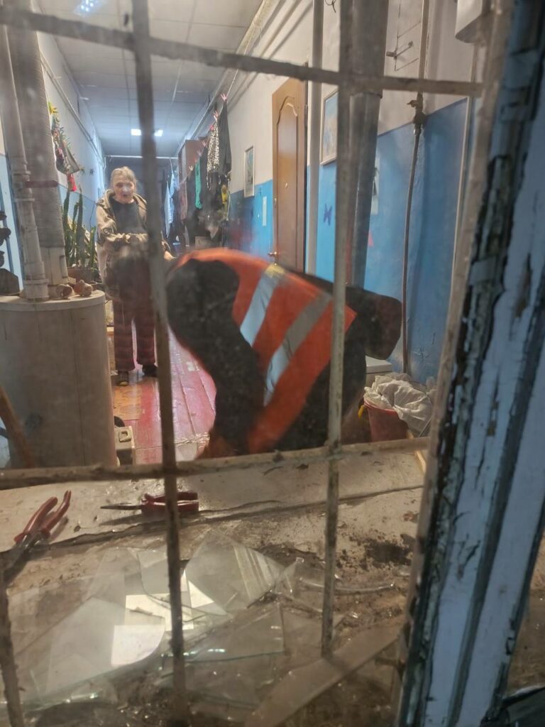 Одеса оговтується після обстрілу: у будинках та школі закривають вибиті вікна