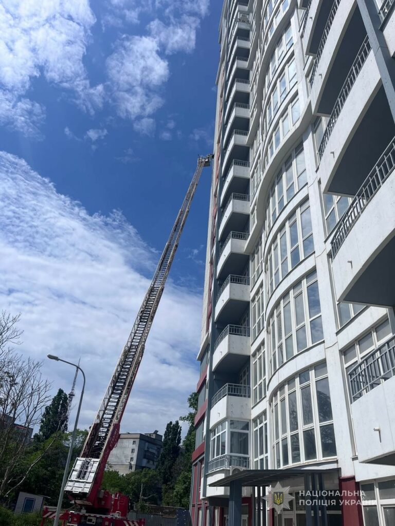 В Одесі зі зруйнованої стіни будинку вилучили бойову частину «шахеда» (фото, відео) В Одесі зі зруйнованої стіни будинку вилучили бойову частину «шахеда» (фото, відео)