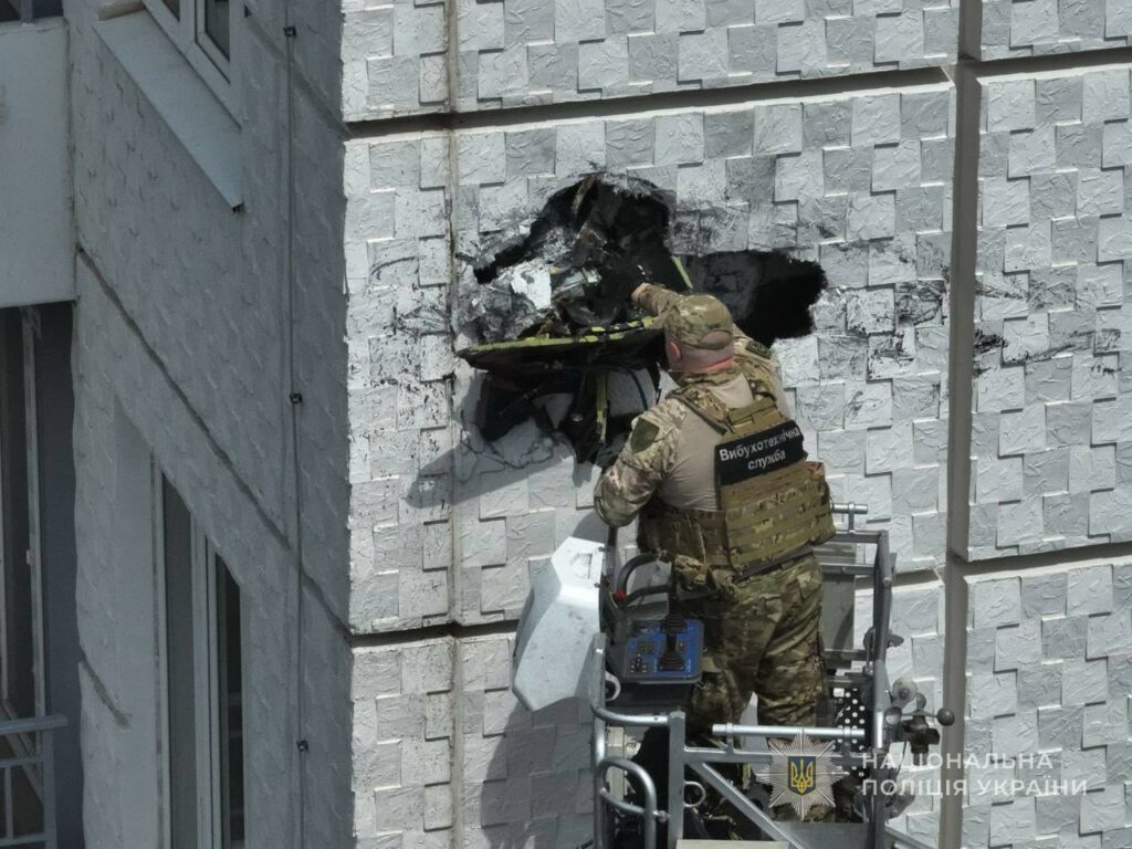 В Одесі зі зруйнованої стіни будинку вилучили бойову частину «шахеда» (фото, відео) В Одесі зі зруйнованої стіни будинку вилучили бойову частину «шахеда» (фото, відео)