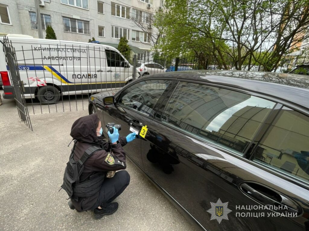 В Одесі чоловік прикріпив гранату до дверцят автомобіля підприємця В Одесі чоловік прикріпив гранату до дверцят автомобіля підприємця