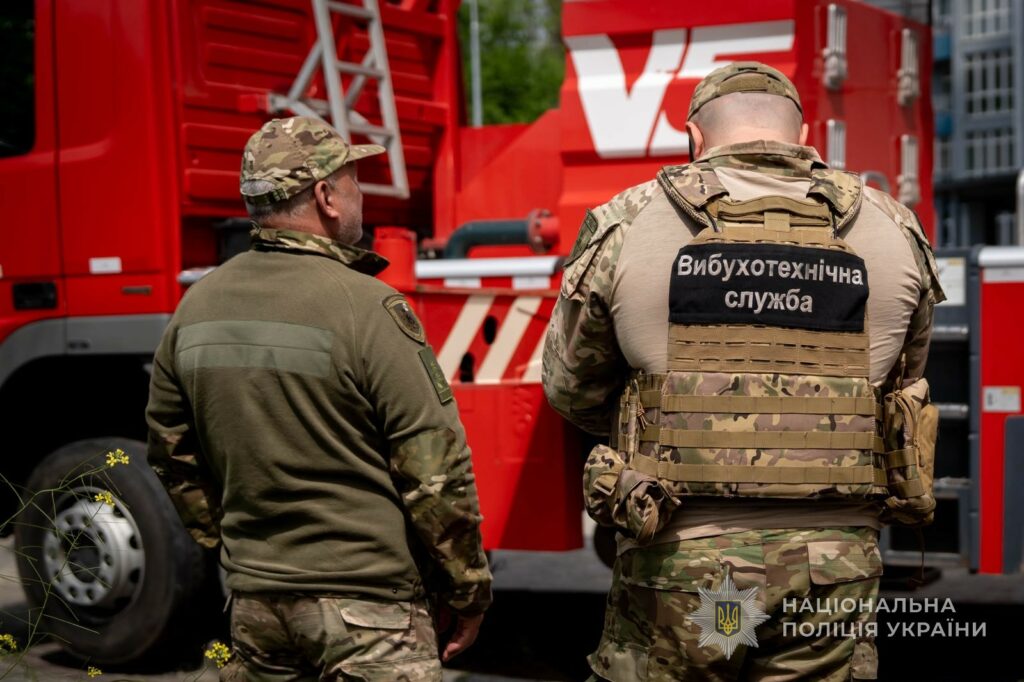В Одесі зі зруйнованої стіни будинку вилучили бойову частину «шахеда» (фото, відео) В Одесі зі зруйнованої стіни будинку вилучили бойову частину «шахеда» (фото, відео)