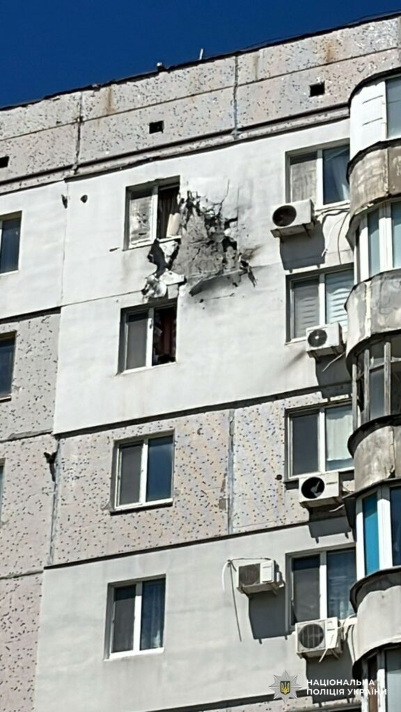 В Херсонской области из-за российских обстрелов ранены 12 человек, среди них полицейский и волонтеры В Херсонской области из-за российских обстрелов ранены 12 человек, среди них полицейский и волонтеры