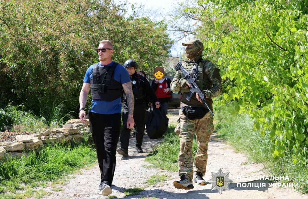 У бронежилетах та під охороною: із передмістя Херсона врятували матір із двома дітьми У бронежилетах та під охороною: із передмістя Херсона врятували матір із двома дітьми