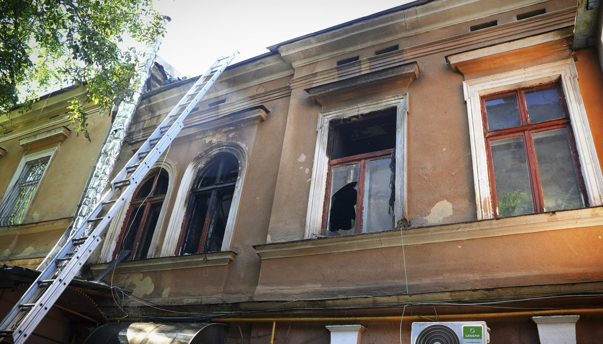 Квартира і дах двоповерхівки горіли в центрі Одеси