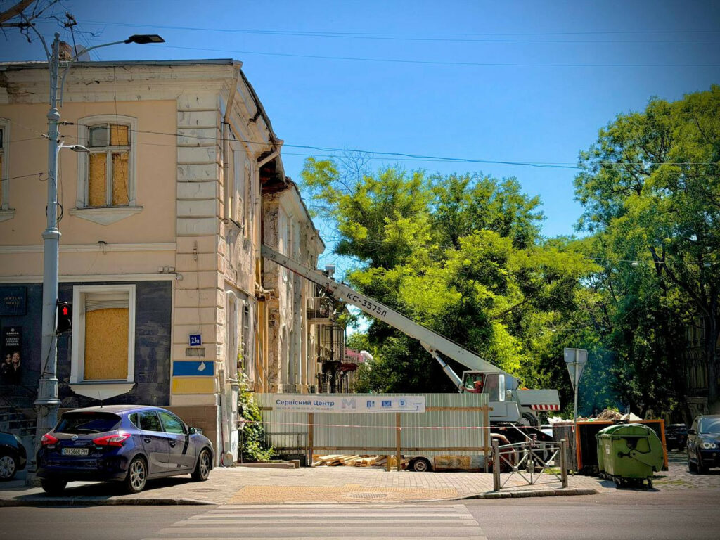 В Одесі готують до відновлення пошкоджений від ворожої атаки будинок В Одесі готують до відновлення пошкоджений від ворожої атаки будинок
