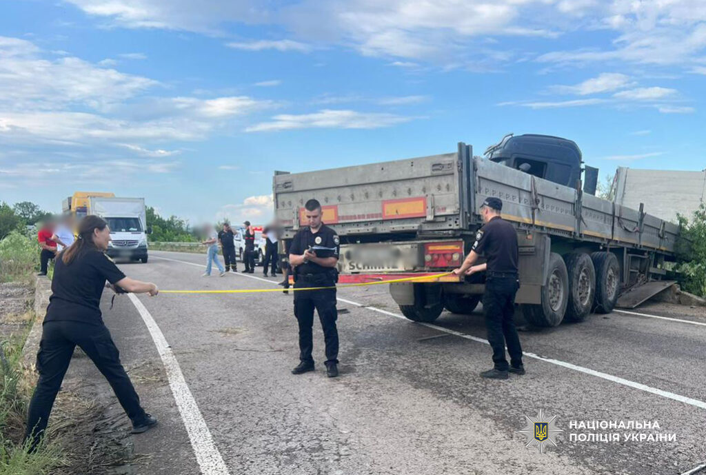 На Березівщині вантажівка зіткнулася з легковиком: постраждала жінка На Березівщині вантажівка зіткнулася з легковиком: постраждала жінка