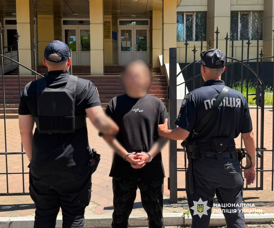 В Одесі затримали чоловіка за напад із ножем на 19-річного перехожого В Одесі затримали чоловіка за напад із ножем на 19-річного перехожого