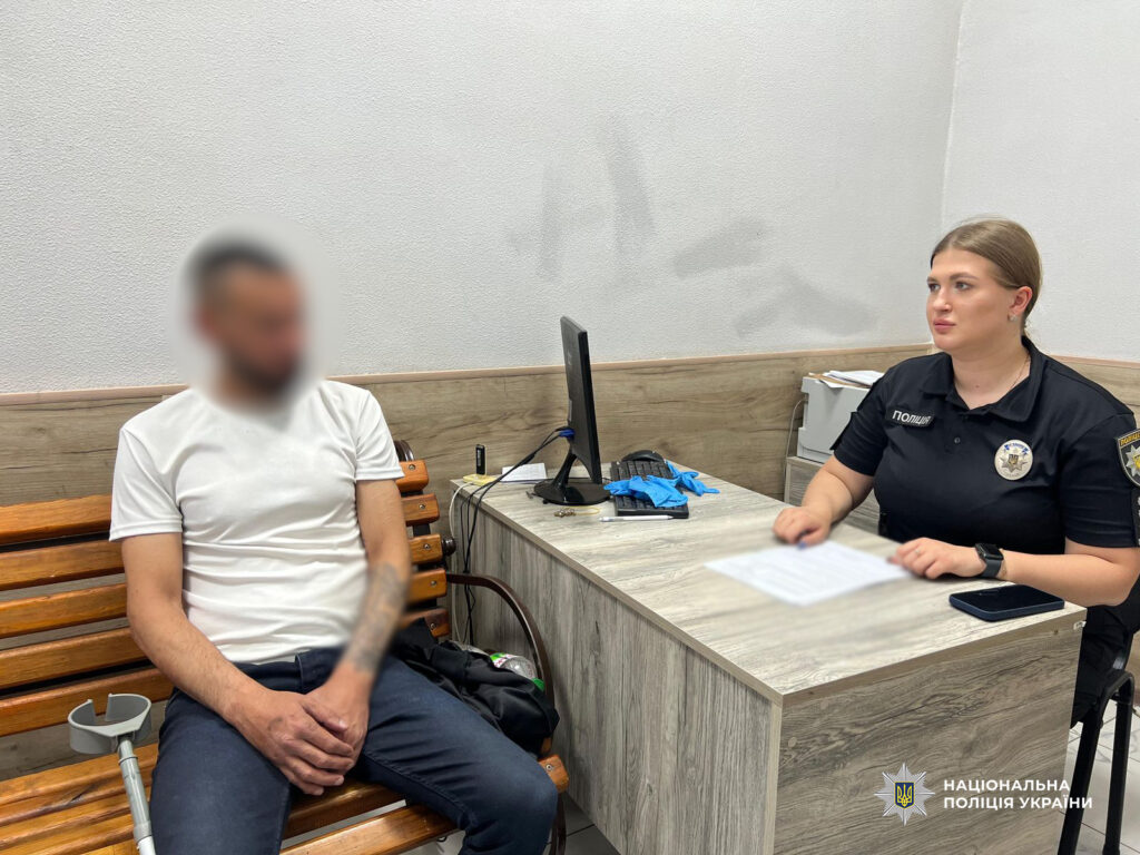 В Одесі затримали чоловіка за напад із ножем на 19-річного перехожого В Одесі затримали чоловіка за напад із ножем на 19-річного перехожого