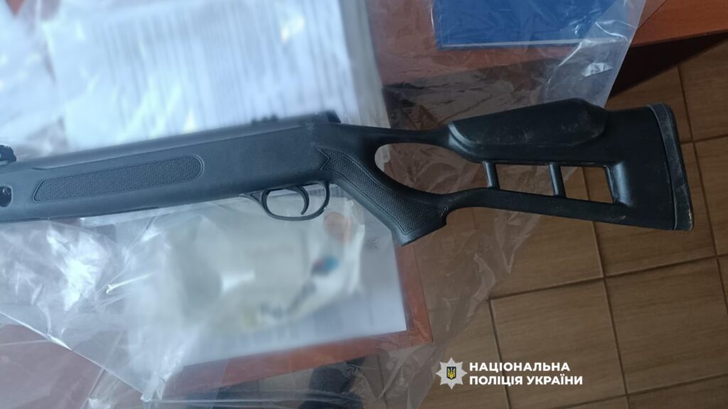 На Одещині чоловік із гвинтівки поранив 15-річну дівчину На Одещині чоловік із гвинтівки поранив 15-річну дівчину