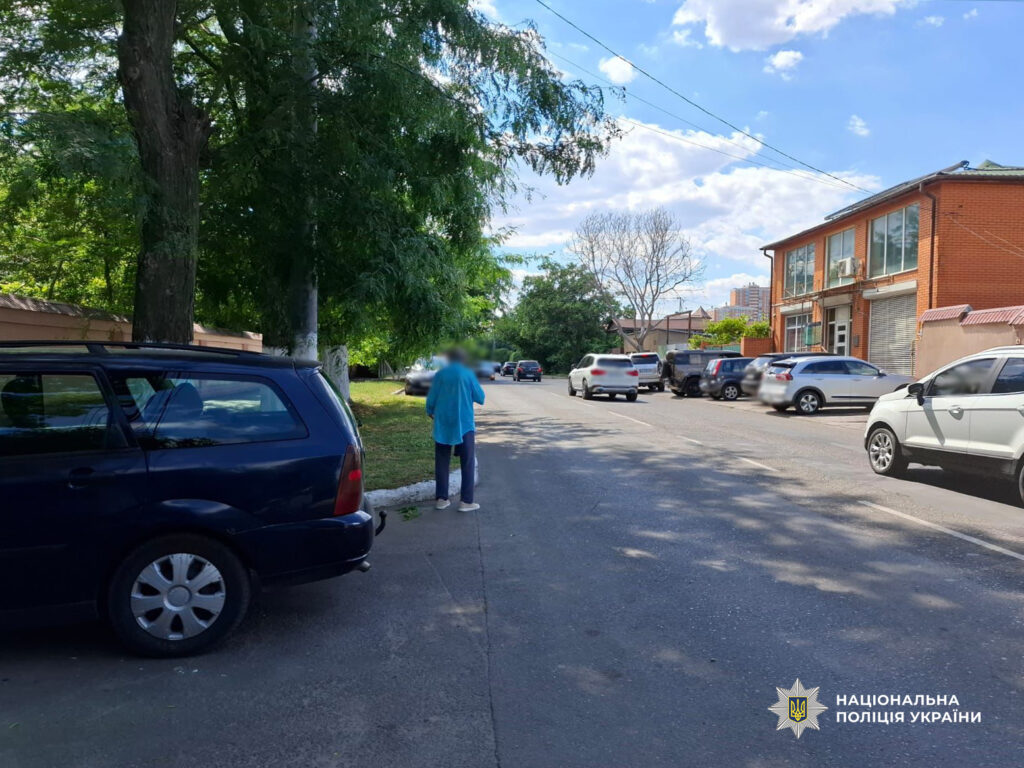 В Одесі водій легковика збив 85-річну жінку під час руху заднім ходом