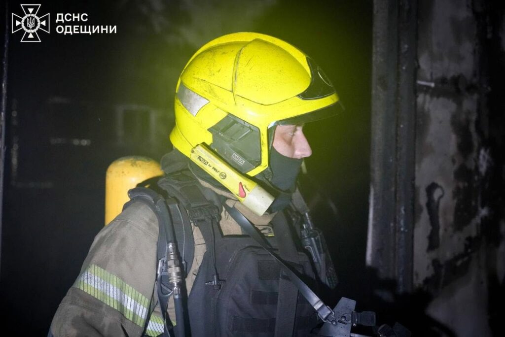 ДСНС показала наслідки атаки на Одесу: понад пів сотні рятувальників ліквідовували пожежу ДСНС показала наслідки атаки на Одесу: понад пів сотні рятувальників ліквідовували пожежу