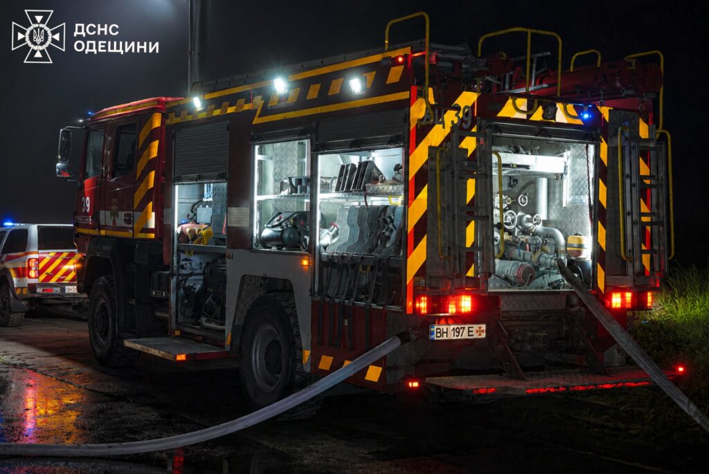 Наслідки ударів БпЛА по Одещині: понад 70 вогнеборців гасили масштабну пожежу Наслідки ударів БпЛА по Одещині: понад 70 вогнеборців гасили масштабну пожежу