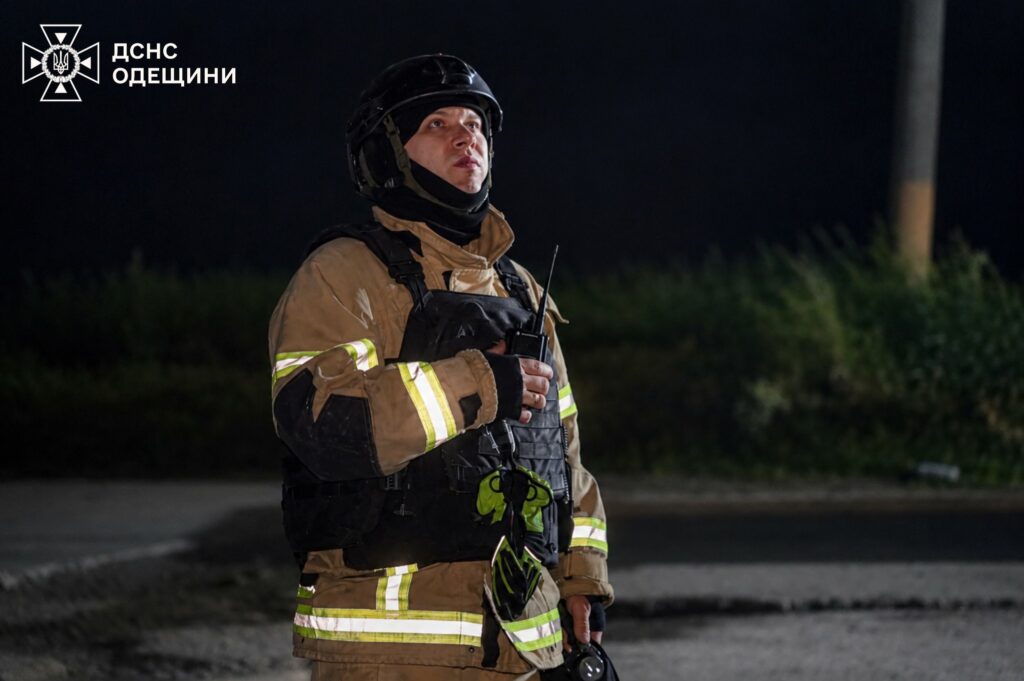 Наслідки ударів БпЛА по Одещині: понад 70 вогнеборців гасили масштабну пожежу Наслідки ударів БпЛА по Одещині: понад 70 вогнеборців гасили масштабну пожежу