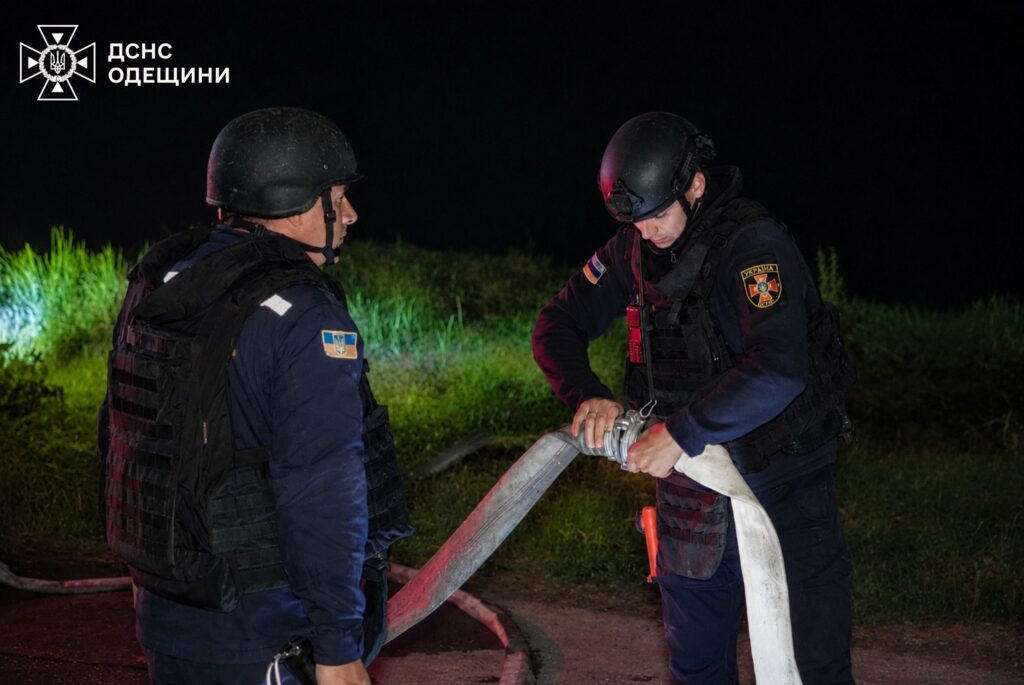 Наслідки ударів БпЛА по Одещині: понад 70 вогнеборців гасили масштабну пожежу Наслідки ударів БпЛА по Одещині: понад 70 вогнеборців гасили масштабну пожежу
