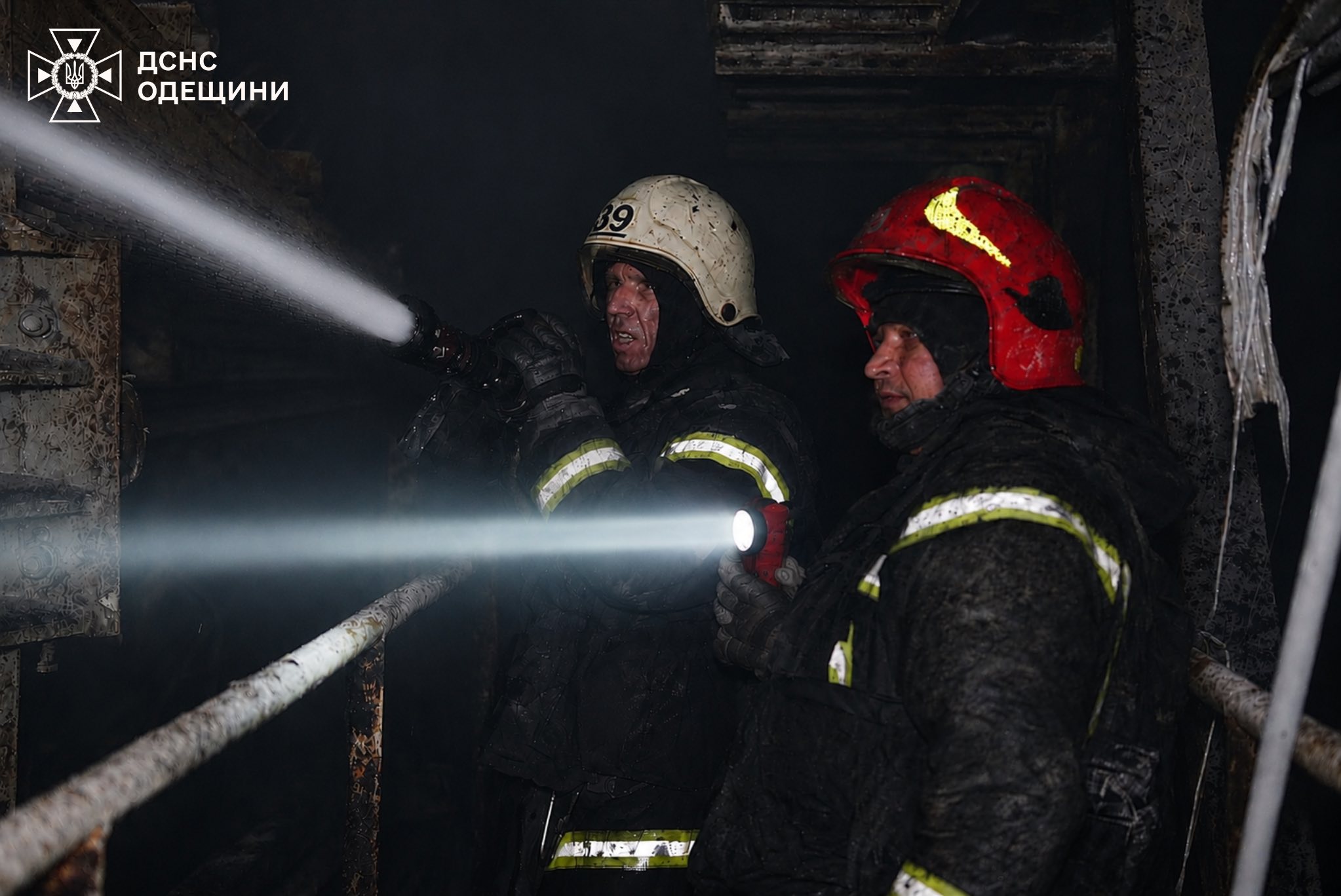 Наслідки ударів БпЛА по Одещині: понад 70 вогнеборців гасили масштабну пожежу