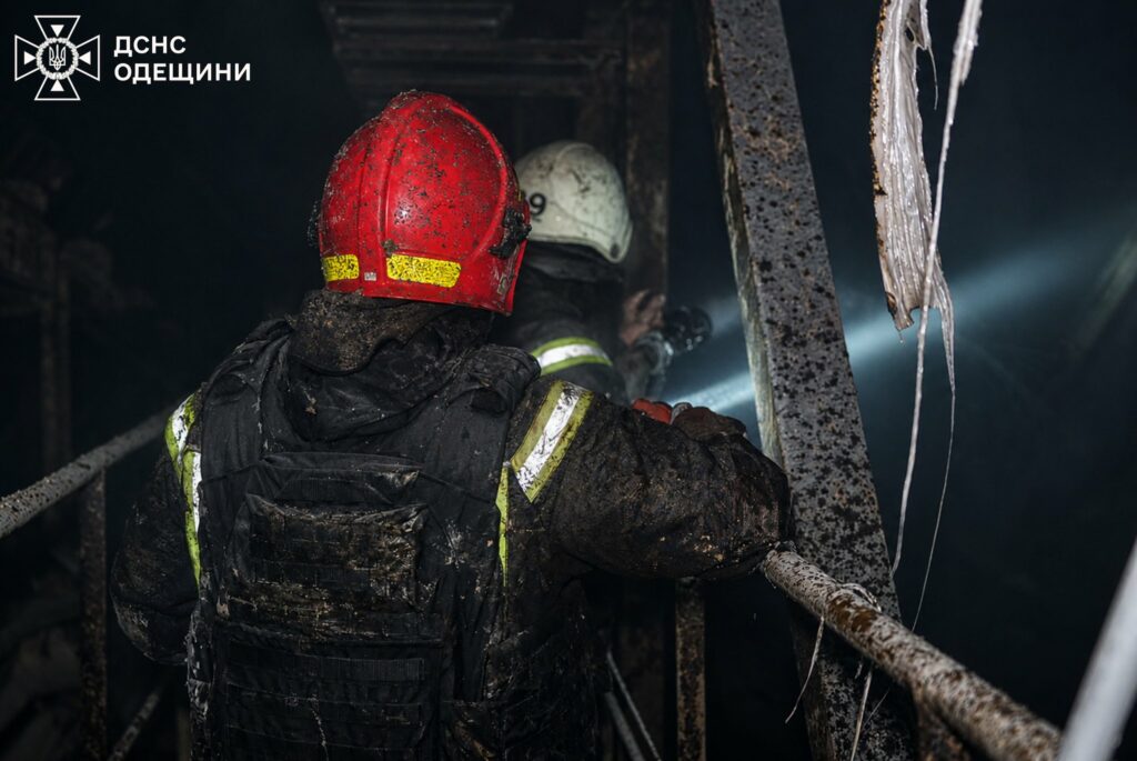 Наслідки ударів БпЛА по Одещині: понад 70 вогнеборців гасили масштабну пожежу Наслідки ударів БпЛА по Одещині: понад 70 вогнеборців гасили масштабну пожежу
