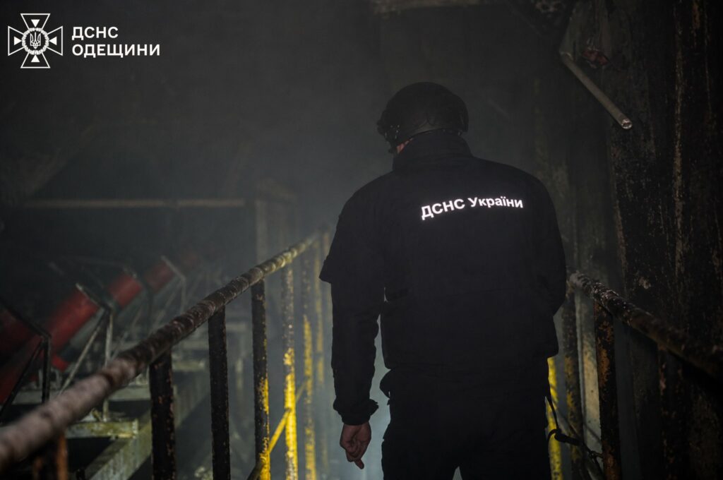 Наслідки ударів БпЛА по Одещині: понад 70 вогнеборців гасили масштабну пожежу Наслідки ударів БпЛА по Одещині: понад 70 вогнеборців гасили масштабну пожежу