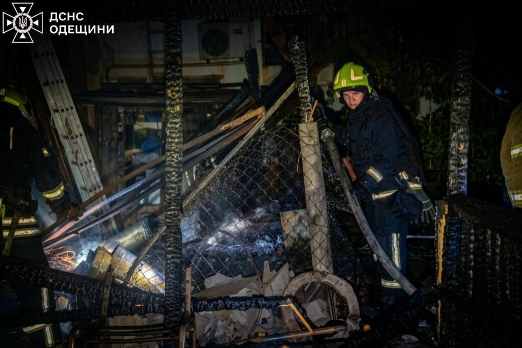 Атака дронів на Одещину: рятувальники гасили пожежі під загрозою повторних ударів Атака дронов на Одесскую область: ГСЧС тушила пожары под угрозой повторных ударов