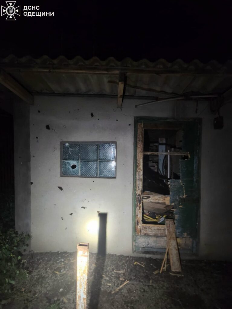 Атака дронів на Одещину: рятувальники гасили пожежі під загрозою повторних ударів Атака дронов на Одесскую область: ГСЧС тушила пожары под угрозой повторных ударов